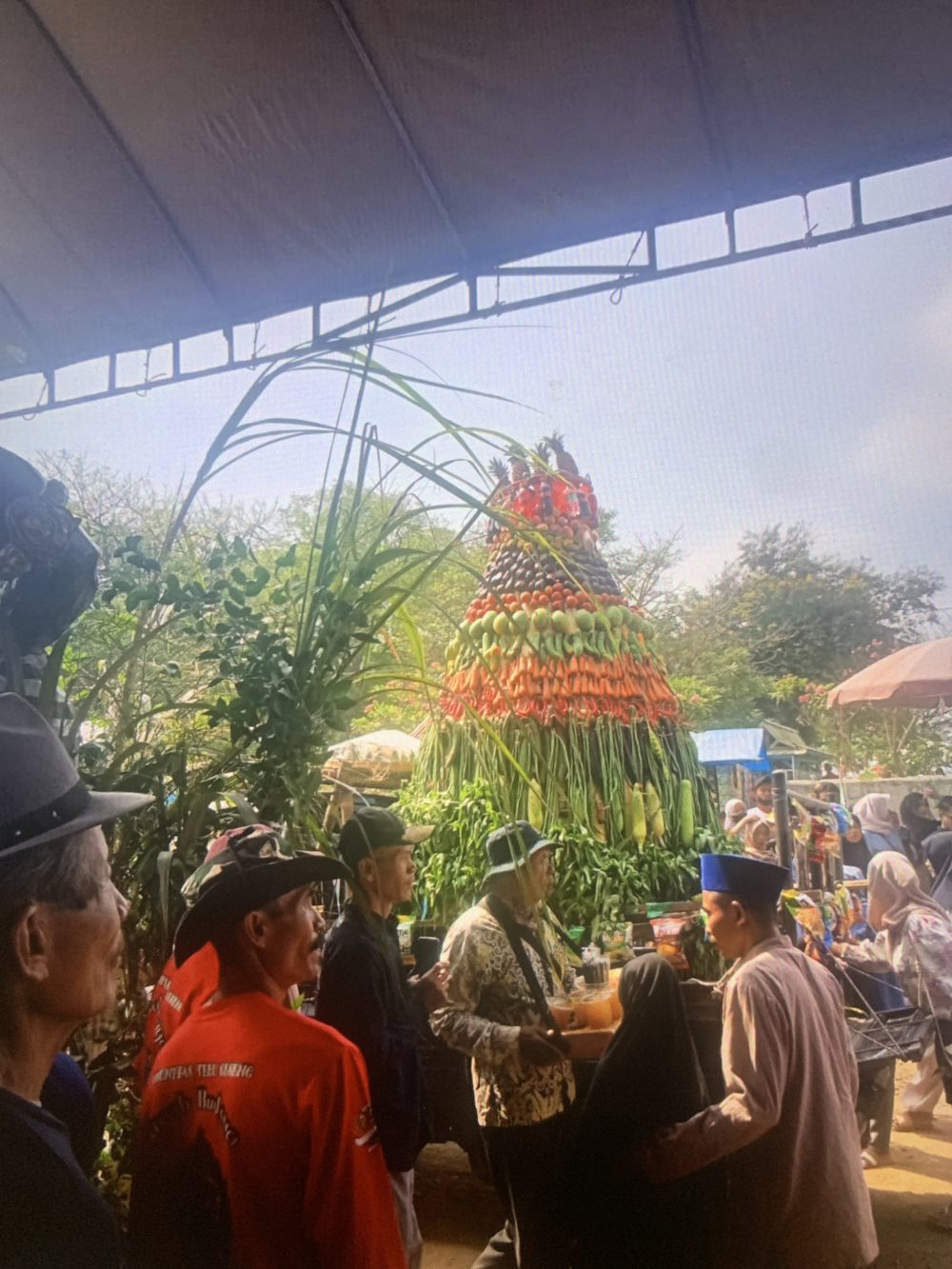 Warga Iuran untuk Parade Budaya Desa Amis